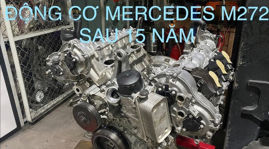 Kỹ thuật viên kiểm tra bugi và các chi tiết liên quan để đánh giá tình trạng động cơ trước khi quyết định đại tu