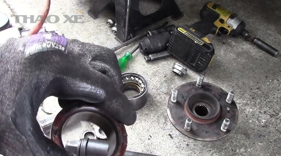 Khu vực bánh xe và moay-ơ liên quan đến bạc đạn ô tô