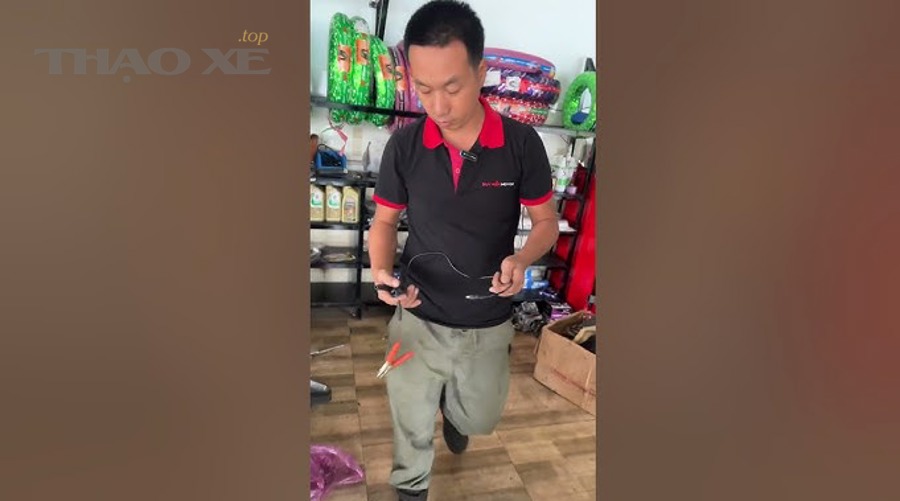 Họng ga ô tô nhìn trực diện với bướm ga bên trong dùng minh họa cho kiểm tra garanti và họng ga