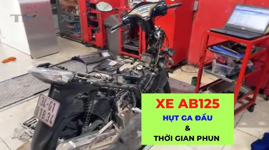 Bugi và bobin ô tô minh họa cho phần phân biệt lỗi họng ga với lỗi đánh lửa