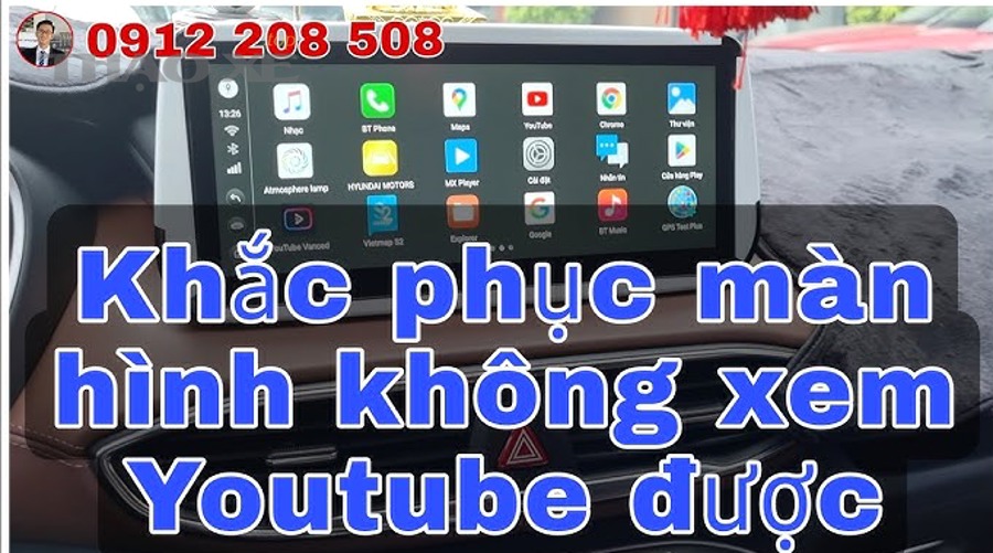 Bảng điều khiển ô tô với màn hình giải trí trung tâm