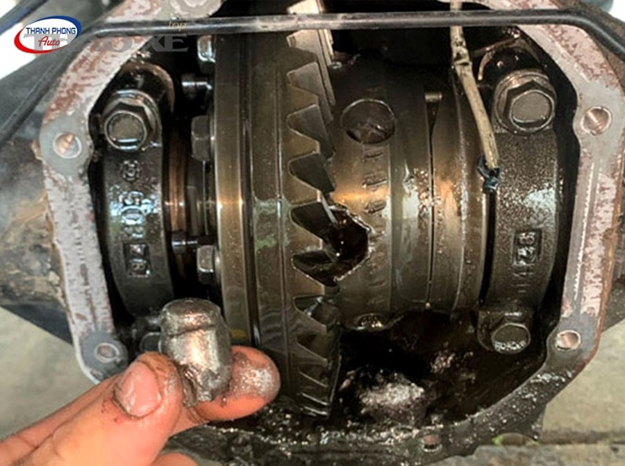 Chủ xe có thể tự kiểm tra tiếng hú do hộp số hoặc vi sai như thế nào?