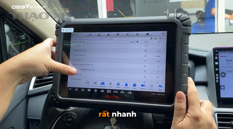 Kỹ thuật viên phân tích live data và tránh bẫy chẩn đoán sai