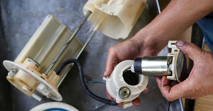 Khoang động cơ ô tô phục vụ kiểm tra hệ thống nhiên liệu và bơm xăng