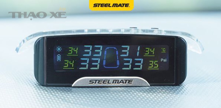 Đo áp suất lốp ô tô bằng đồng hồ đo để đối chiếu với TPMS