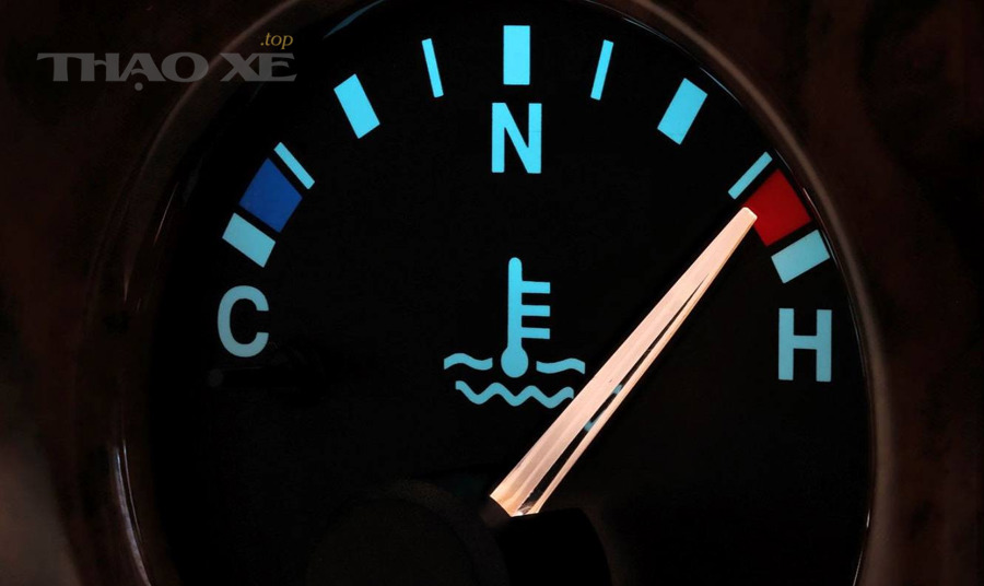 Tấp xe vào lề an toàn và mở capo đúng cách khi động cơ có dấu hiệu quá nhiệt