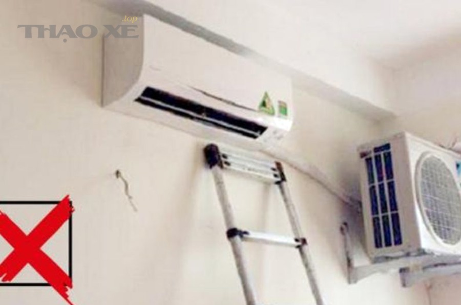 Kỹ thuật viên kiểm tra điều hòa dân dụng tại nhà