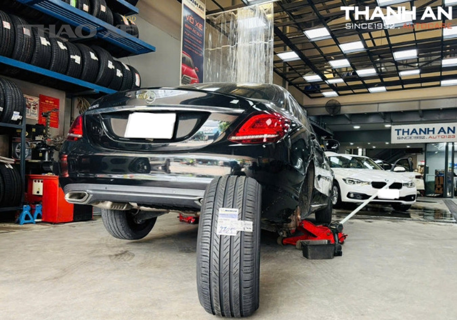 Thiết bị chẩn đoán và khu vực kỹ thuật trong gara phục vụ kiểm tra nhanh và chẩn đoán sâu