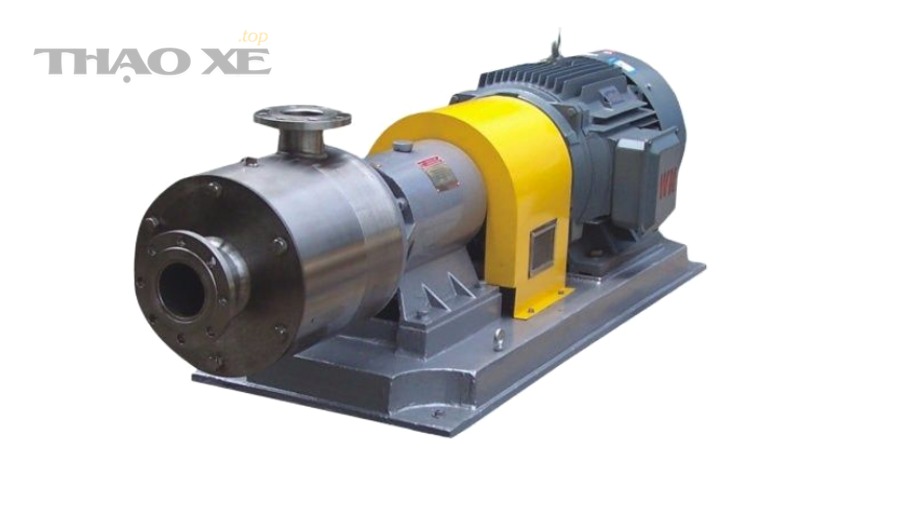 Thợ kỹ thuật kiểm tra áp suất nhiên liệu và bơm xăng ô tô