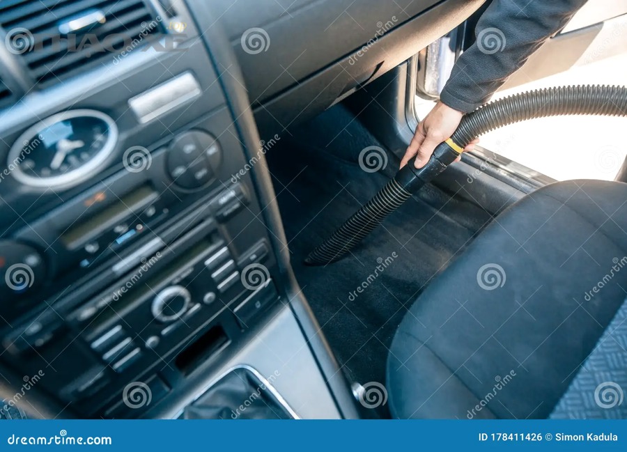 Hút ẩm và hút nước nội thất ô tô bằng máy hút ướt để hạn chế nấm mốc