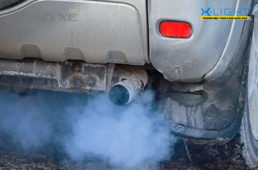 Xe ô tô cần kiểm tra khi xuất hiện khói xanh ở ống xả