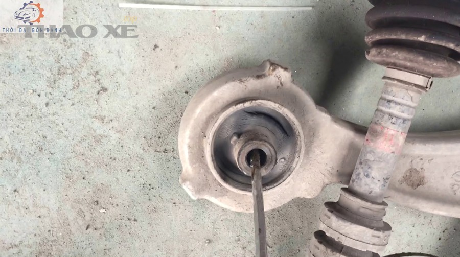 Xe kêu gầm có thể tiếp tục chạy tạm hay nên dừng xe kiểm tra ngay?