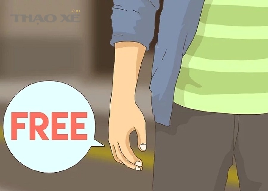 Đường cao tốc ban đêm với ánh sáng đèn xe đối diện gây chói mắt