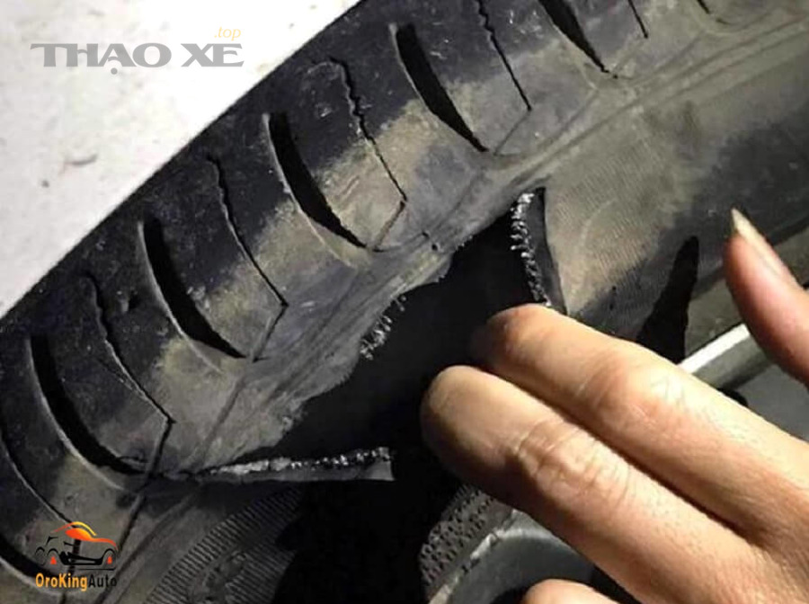 Ví dụ lốp phồng hông (sidewall bulge) - dấu hiệu nguy hiểm sau khi sập ổ gà