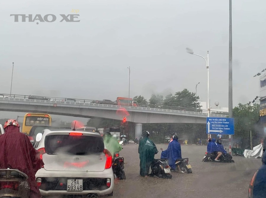 Xe dừng giữa vùng ngập dễ dẫn đến chết máy và rủi ro thủy kích
