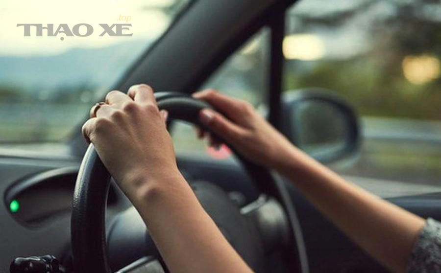 Kỹ thuật viên thực hiện cân chỉnh góc đặt bánh xe và thước lái