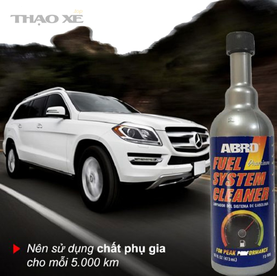 Khoang động cơ ô tô minh họa hệ thống nhiên liệu và buồng đốt