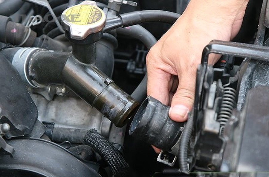 Kiểm tra khoang động cơ khi nghi ngờ rò rỉ nhiên liệu ô tô