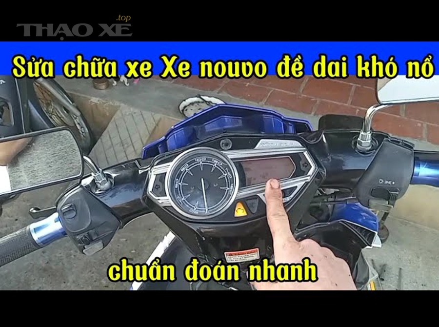 Chủ xe kiểm tra tình trạng xe để lâu khó nổ trước khi khởi động