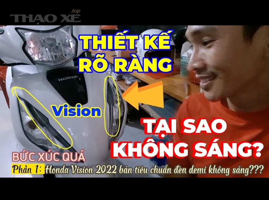 Kỹ thuật viên kiểm tra hệ thống điện đèn pha ô tô