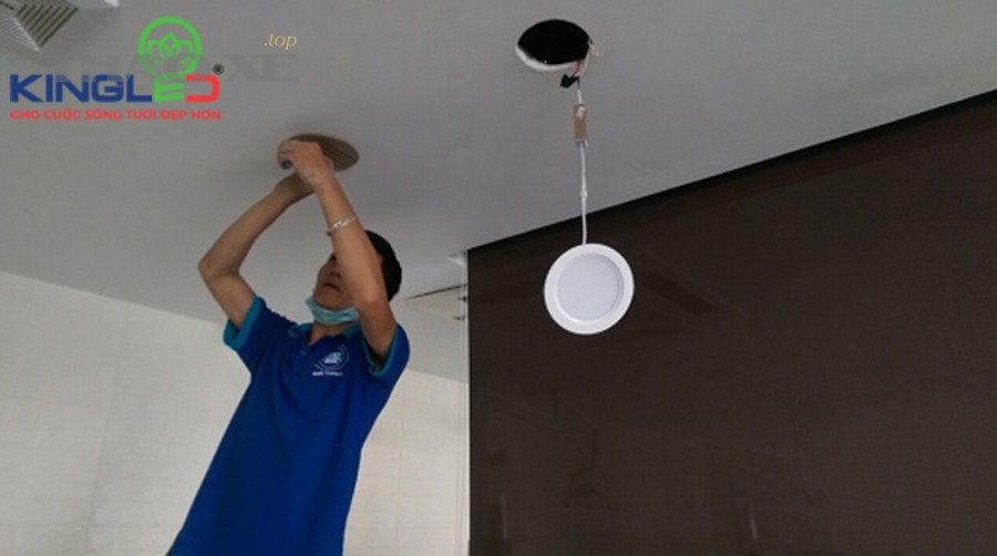 Những nguyên nhân nào thường khiến đèn trần ô tô không sáng?