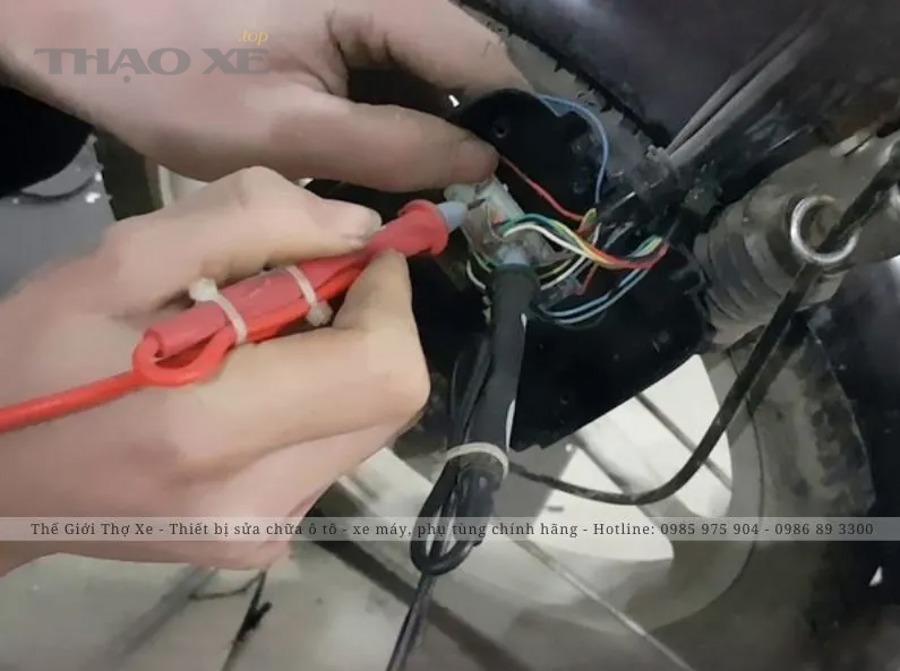Kiểm tra hệ thống đèn xi nhan trên ô tô