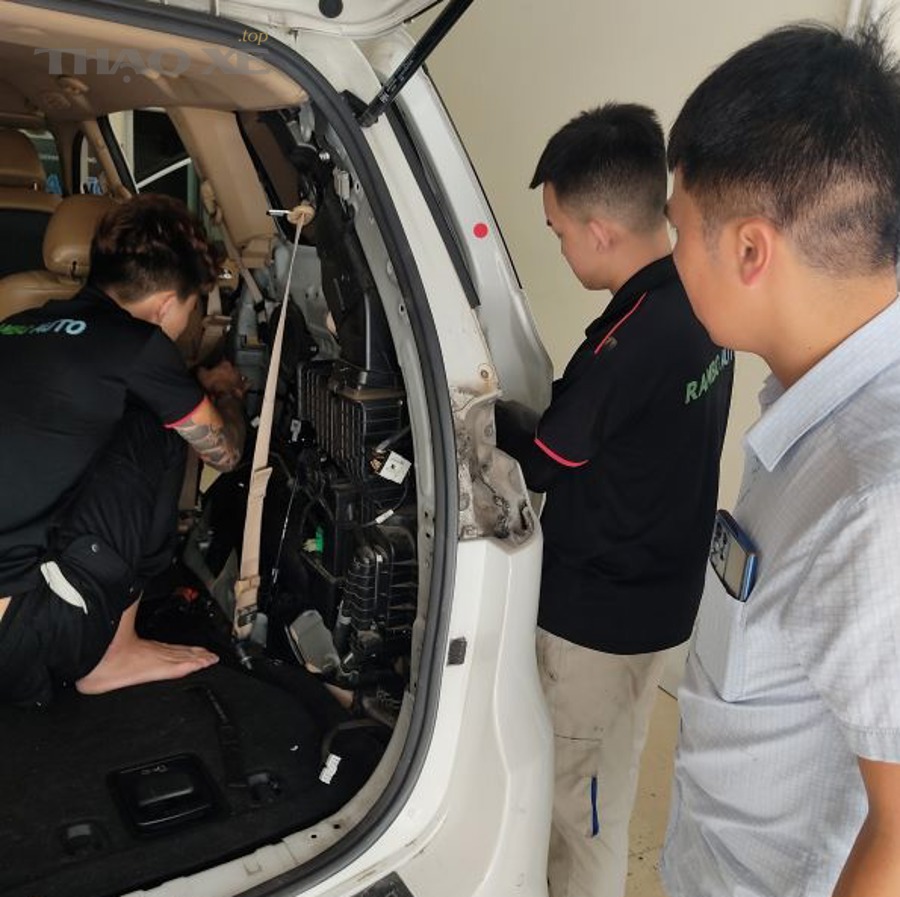 Những trường hợp hiếm nào khiến cửa trượt và đèn cốp báo lỗi liên quan dù không hỏng bộ phận chính?