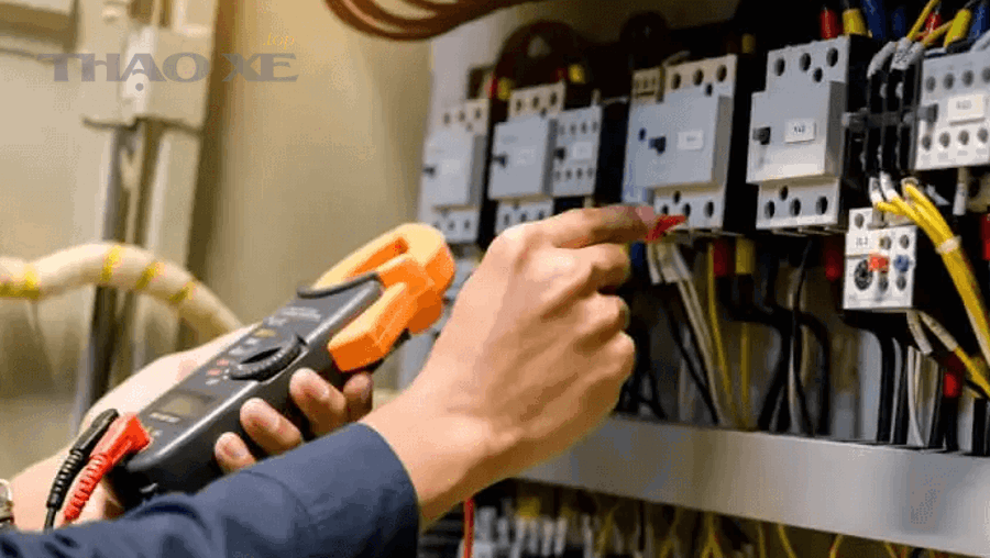 Cách xử lý điện áp sụt do dây/mass kém trên ô tô là gì?