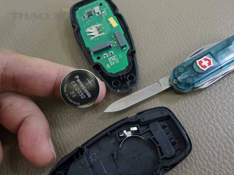 Vô lăng ô tô và bảng điều khiển trung tâm
