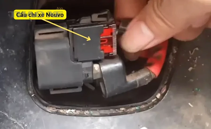 Kỹ thuật viên kiểm tra hệ thống điện và máy đề ô tô