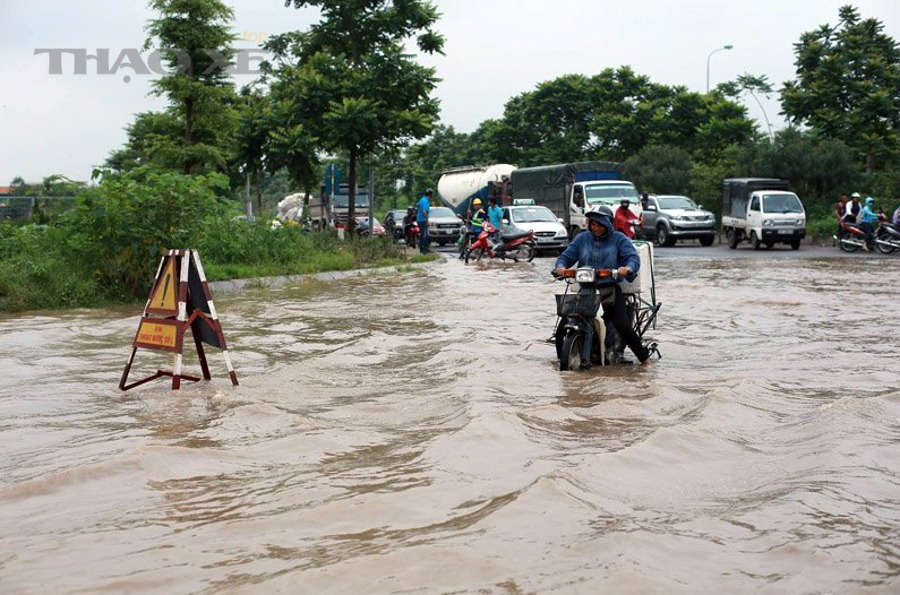 Ô tô di chuyển gần khu vực ngập nước và nguy cơ thủy kích