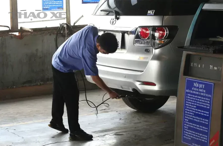 Kiểm tra khí thải ô tô bằng thiết bị chuyên dụng