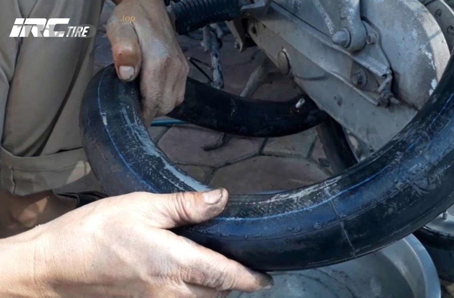 Minh họa vá dùi (tire plug) - giải pháp nhanh tại chỗ