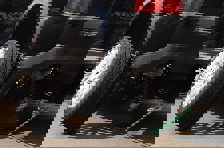 Biển tam giác cảnh báo an toàn khi dừng xe chờ vá lốp