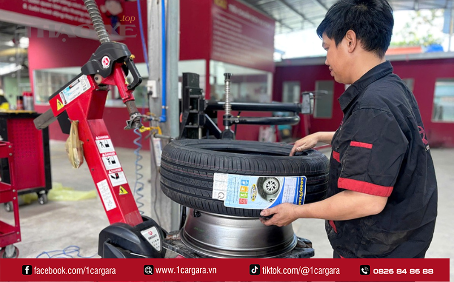 Dừng xe an toàn và bật đèn cảnh báo khi gặp sự cố lốp