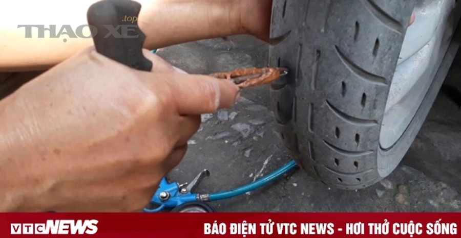 Minh họa thao tác vá dùi (vá ngoài) bằng dây cao su và dụng cụ cắm