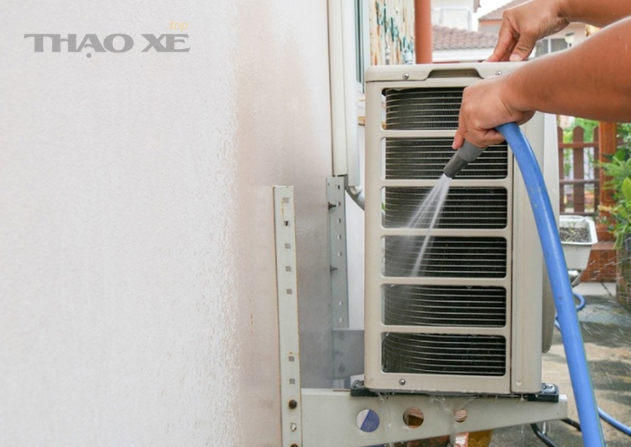 Khi nào nên tự vệ sinh và khi nào nên thuê dịch vụ vệ sinh máy lạnh?