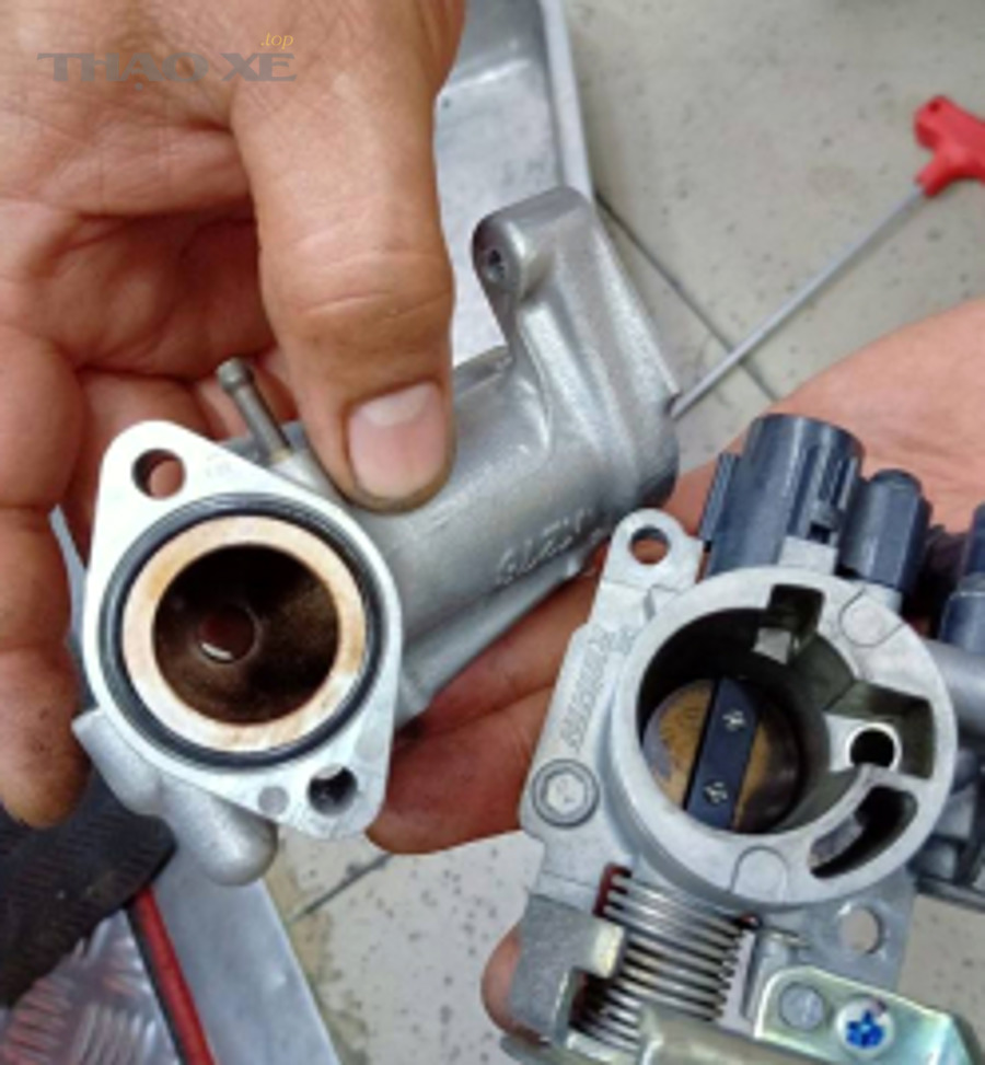 Đèn Check Engine có thể đi kèm nhưng không phải lúc nào cũng do họng ga