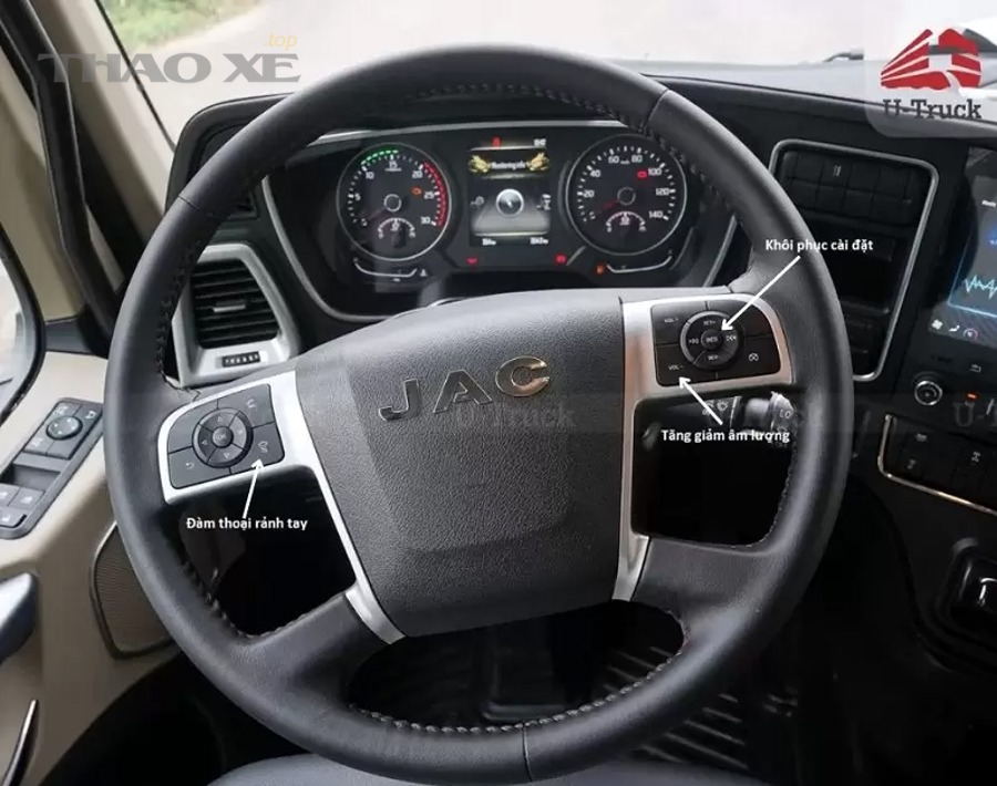 Người lái xe thao tác cần gạt xi nhan trên cột lái