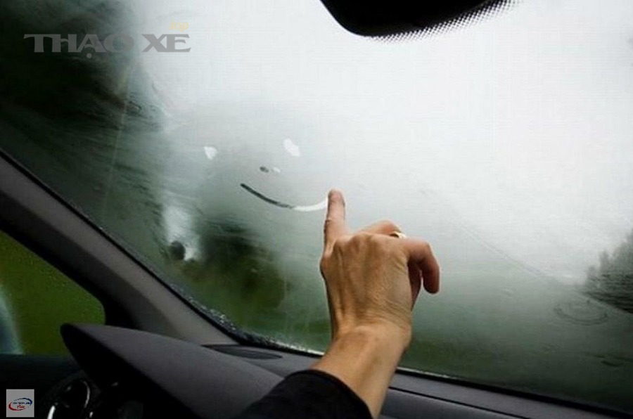 Tài xế lái xe trong điều kiện tầm nhìn giảm, dễ phát sinh kính lái bị hấp hơi (mờ sương) khi kẹt xe