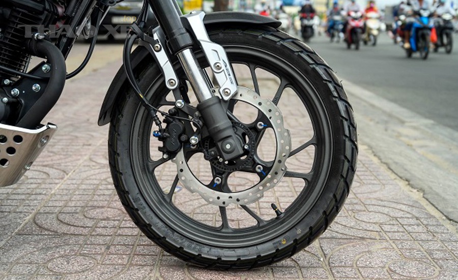 Gara ô tô - kỹ thuật viên kiểm tra lốp và bánh xe trước khi thực hiện đảo lốp