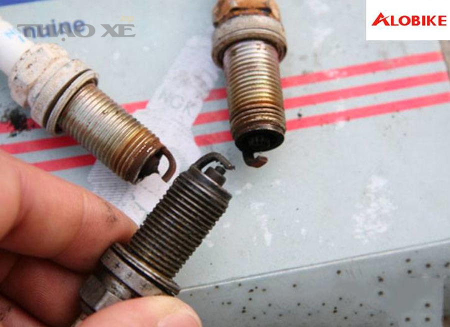 Khoang động cơ xe xăng cần kiểm tra bugi và hệ thống đánh lửa khi bị hụt ga