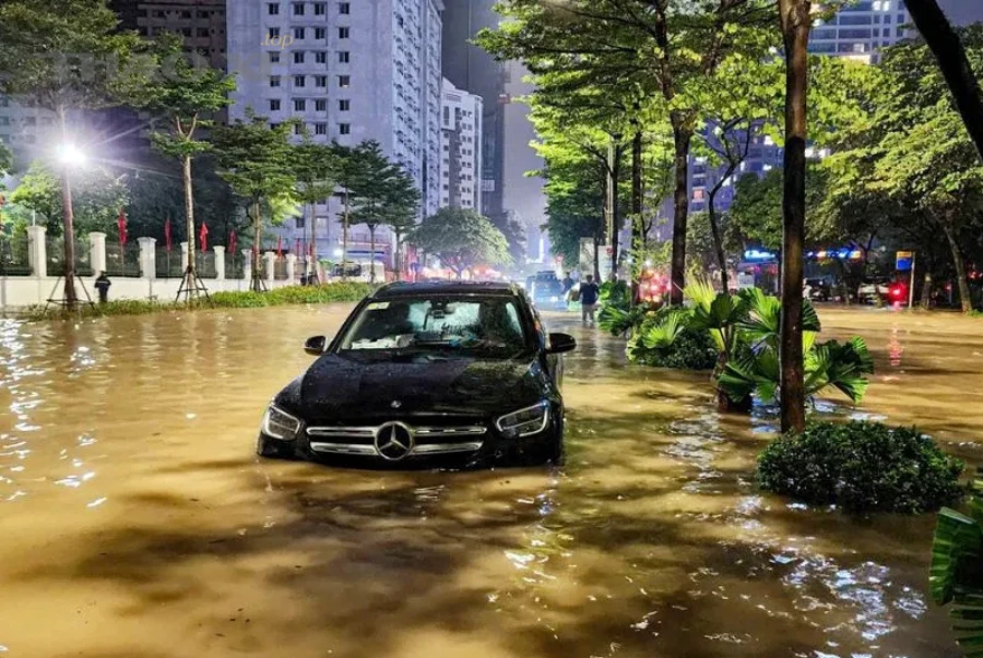 Ô tô di chuyển qua đường ngập có nguy cơ bị thủy kích