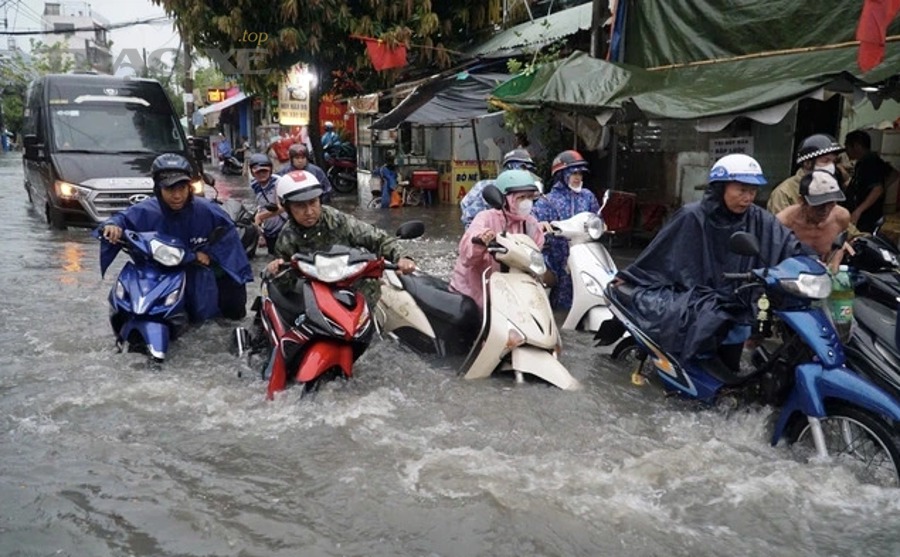 Xe chết máy giữa đoạn ngập: NÊN và KHÔNG NÊN làm gì để tránh thủy kích nặng hơn?