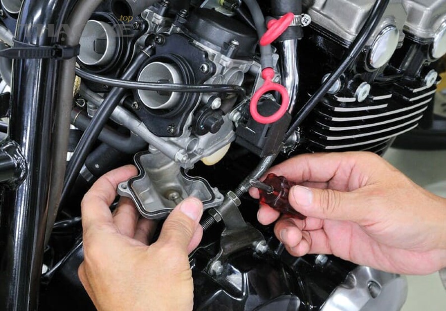 Cổng OBD2 trên ô tô dùng để đọc mã lỗi và dữ liệu cảm biến