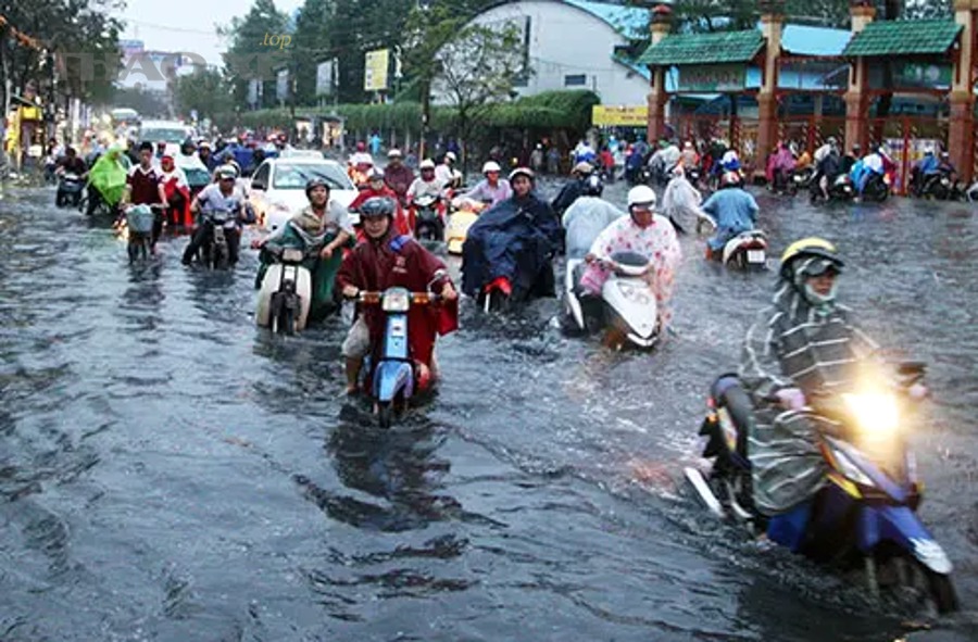 Làm sao phòng tránh xe chết máy và thủy kích khi buộc phải đi qua đường ngập?