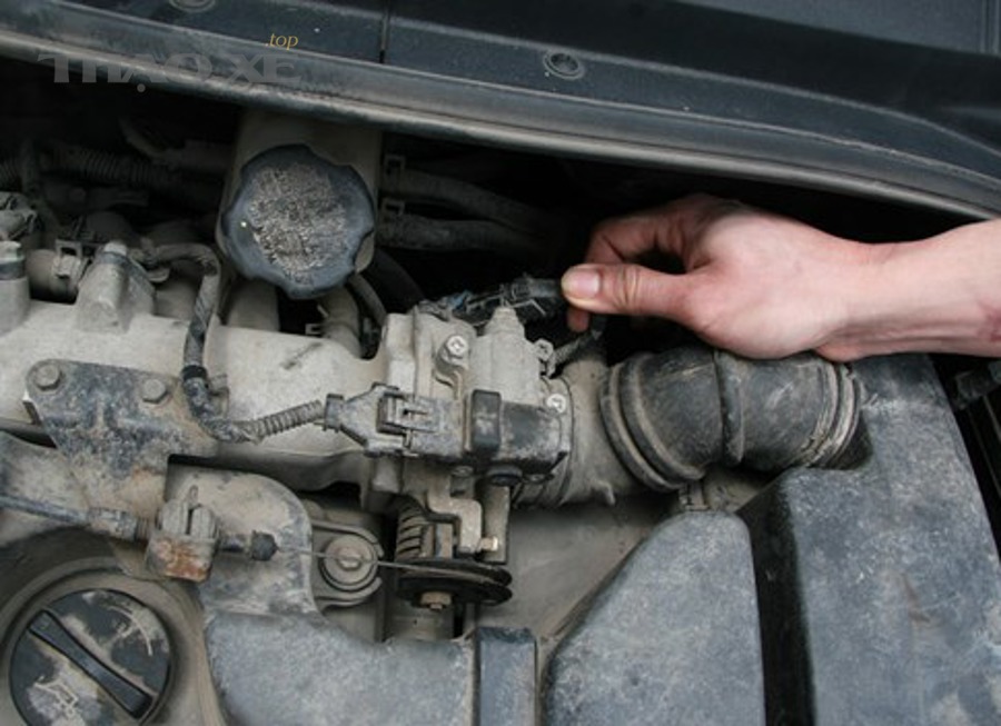 Cổng OBD2 trên xe ô tô dùng để đọc lỗi và dữ liệu chẩn đoán
