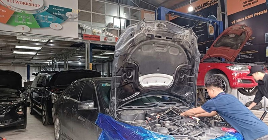 Khoang động cơ ô tô và khu vực hệ thống khởi động